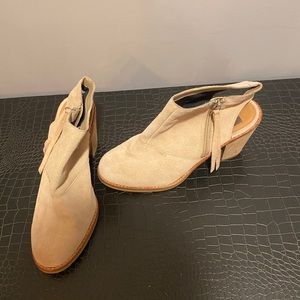 Dv heeled suede bootie